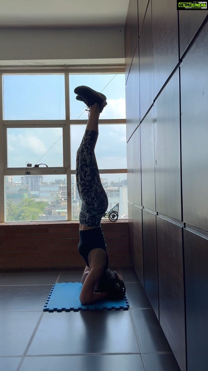 Soha Ali Khan Instagram - I know you guys think I am fit and strong but this is my first ever headstand !! Like getting into it unassisted (except for the very solid wall to prevent me from falling over š) and so I had to share it !! #feelingood #headstand #faceyourfears