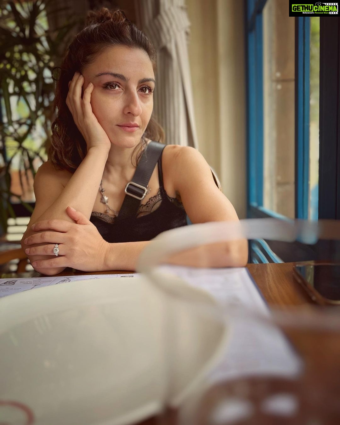 Soha Ali Khan Instagram - Is your glass half empty or half full ? #reflections