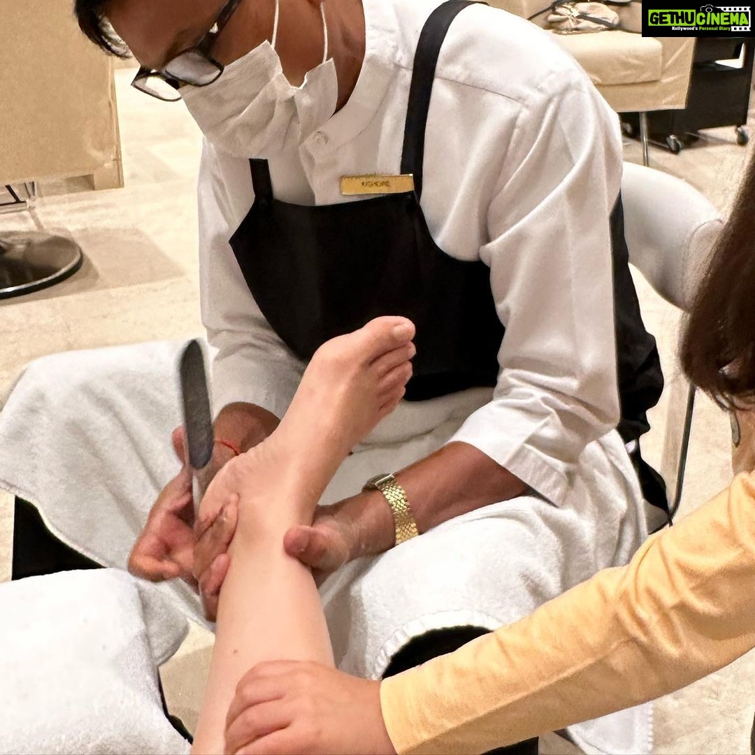 Soha Ali Khan Instagram - Time with grandparents is so precious ❤️ the chance to learn from someone so far apart in years from you (and this works both ways), a second chance at parenting, the most unconditional love and the purest fun - and a chance for me to put my feet up and finally get that pedicure!! #summerholidays #nanihouse