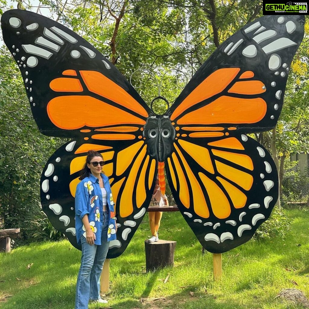 Soha Ali Khan Instagram - Laburnum and mum 🌼 #butterflypark Asola Bhatti Wildlife Sanctuary