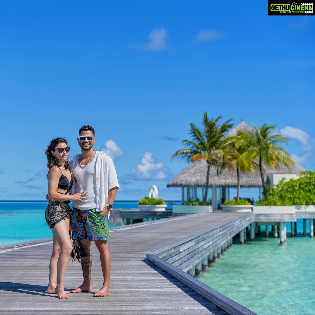 Soha Ali Khan Instagram - Don’t call us at the beach - we’re sun-screening our calls ! ☀️ @kandima_maldives #mykindofplace
