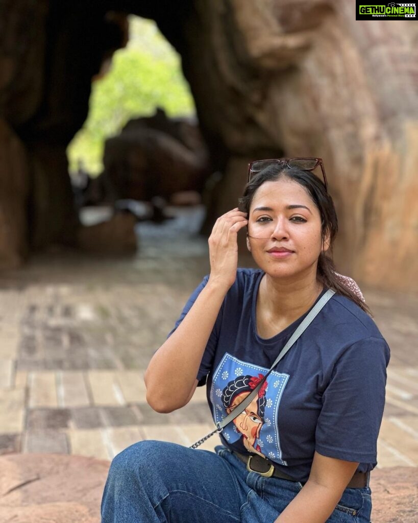 Sohini Sarkar Instagram - বেরোনোর রাস্তা জানা থাকলে প্রবেশের রাস্তা সহজ ….. সুন্দর কিনা জানি না। বাকিটা পথের জন্য তোলা থাক . . . #monsoon #madhyapradeshdiary #mood #traveldiary Bhimbhetka Rock Caves