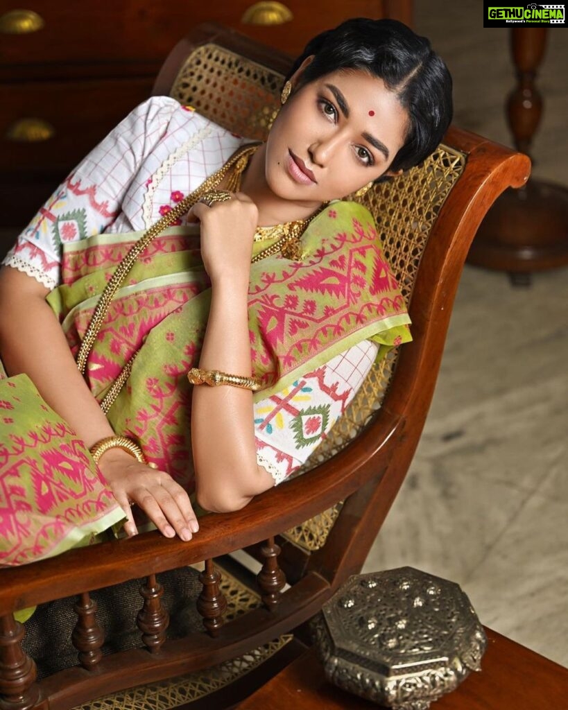 Sohini Sarkar Instagram - A shoot for @sanandamagazine . Clicked by - @somnath_roy_photography Make up & Hair - @abhijitpl2 . . #shootstory #sananda #ethnic #saree #vintage #look #coverage #love