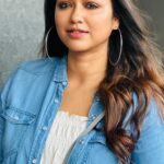 Sohini Sarkar Instagram - It’s a breezy day 💙🤍 . . 💄 @sanusinghroy 💇‍♀️ @simaghosh4222 👗 @tamashreeroy 🔗 @socialyard_digital @sayoniroy9 . #reelsinstagram #reels #feel #breeze #mood #blue #promotion #abo #abarbibahoobhijaan #releasing25may