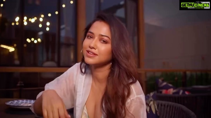 Sohini Sarkar Instagram - Posted @withregram • @svfsocial ‘মন বাজারে’ হুল্লোড়! Experience the vibe of Thailand in #Kolkata at the song launch of #MonBajare | Full video song out now: Link in Bio Film in Cinemas this Jamai Shashti, 25th May. @jeetganngulimusic @nakash_aziz @mukherjee.prasenjit @haldar.soumik.isc @ankush.official @anirbanbhattacharyaofficial @rudranilrudy @tashakharkevych @nusraat_faria @priyankasarkarz @adil_choreographer @i_sauravdas #SVF