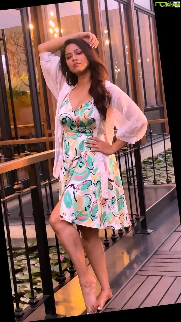 Sohini Sarkar Instagram - এই গরমে কারা কারা pool party করতে চাও 🔥 #MonBajare full video song out now: Link in Bio @anirbanbhattacharyaofficial @rudranilrudy @i_sauravdas @sohinisarkar01 @priyankasarkarz @jeetganngulimusic @nakash_aziz #SVF
