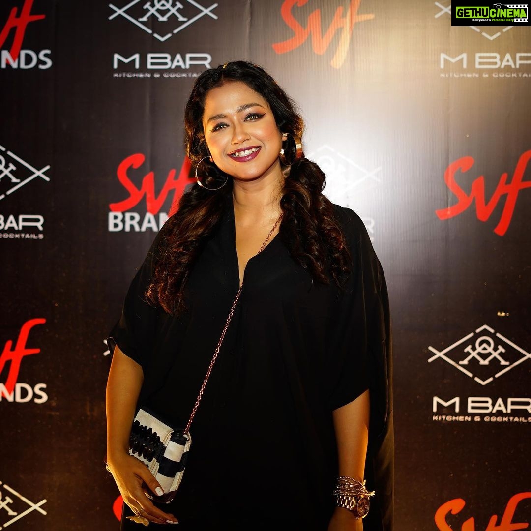 Sohini Sarkar Instagram - When black is #love 🖤 It was @svfbrands 4th Birthday night bash !!♥️ . . 📸 @sahil_paswan_2646_ 💄 @dassourav3 👩🦰 @yoursubhams_makeup . . #svfbrands #partynight #mood #retro #flaunt #flow #dream #live #loveislove