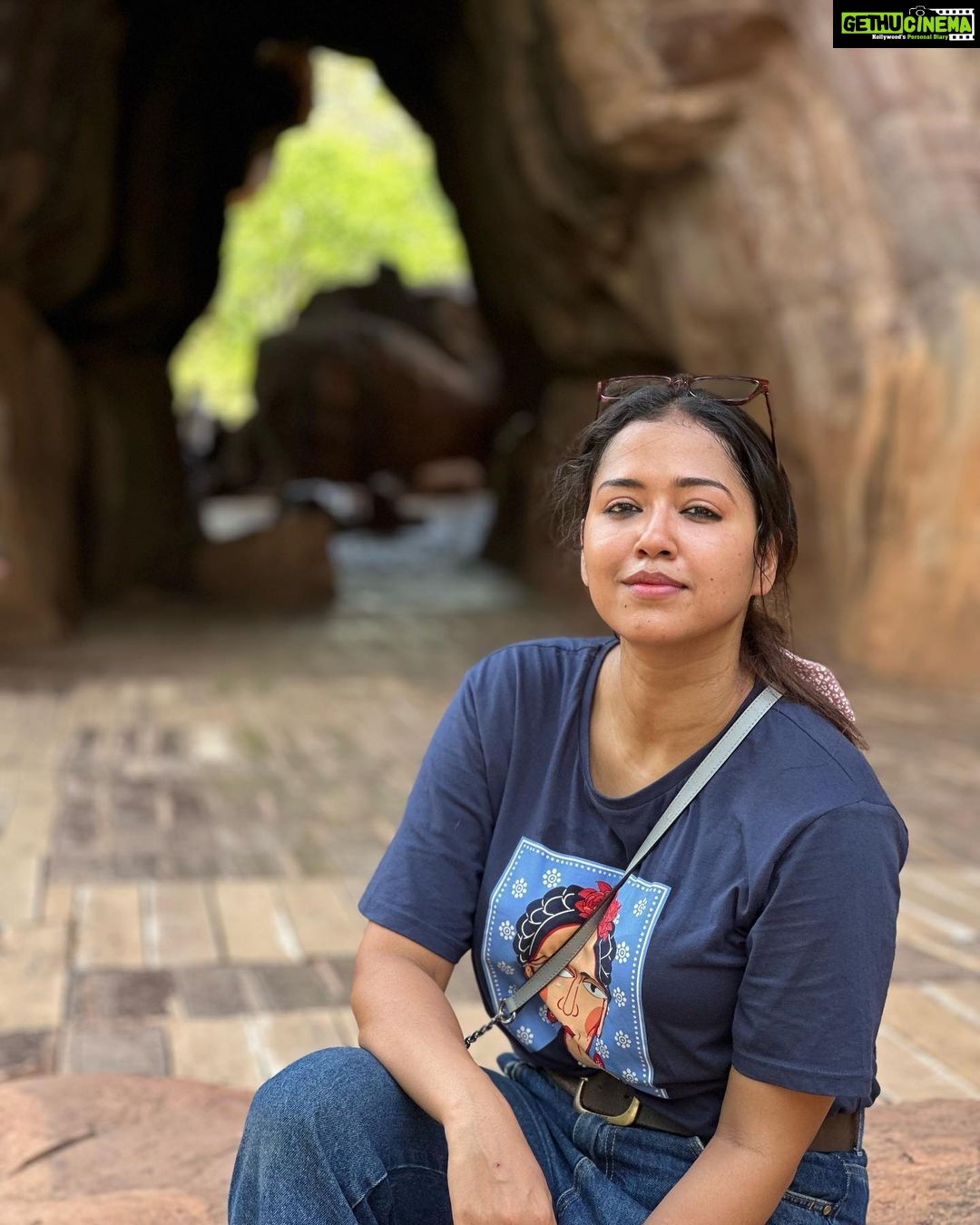 Sohini Sarkar Instagram - বেরোনোর রাস্তা জানা থাকলে প্রবেশের রাস্তা সহজ ….. সুন্দর কিনা জানি না। বাকিটা পথের জন্য তোলা থাক . . . #monsoon #madhyapradeshdiary #mood #traveldiary Bhimbhetka Rock Caves