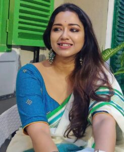 Sohini Sarkar Instagram - ছবি তুলে দিলেন এবং খাওয়ালেন.... বন্ধুরা কেমন মায়ের মত হয় 
@bidisha_chattopadhyay @somdatta.mukherjee87