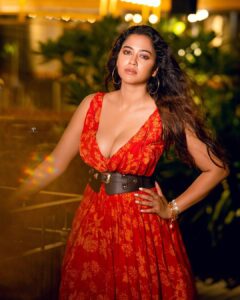 Sohini Sarkar Instagram - When in doubt, wear red ♥️♥️
.
.
📸 @sahil_paswan_2646_ 
💄 @sanusinghroy 
💇‍♀️ @supriyamondal1711 
👗 @tamashreeroy 
🔗 @socialyard_digital @sayoniroy9 
.
.
#shoot #shootday #flaunt #summer #vibes #mood #gaze #hot #grace #girl #love #sohini