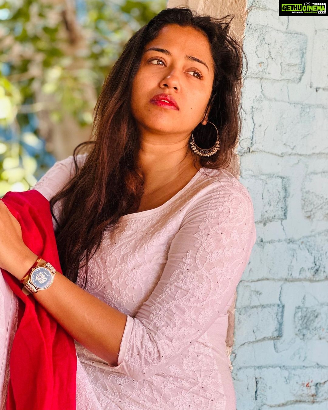 Sohini Sarkar Instagram - Sometimes you change your mind ..... Sometimes your mind changes you #day #white #light #mind #nomakeup