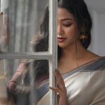 Sohini Sarkar Instagram – की आँखों में तेरी रात की नदी
यह बाज़ी तो हारी है सौ फ़ीसदी ✨
.
.
Saree @indubyjayita
By @probal_in_box 
Hair stylist @pujahalder629017 
Makeup artist @dassourav3 
Styling and concept @senjayita1975 
Jewellery @earthaments
.
.
#shauq #Mood #love #glow #elegant #classic #saree #shoot #photooftheday #gaze #raga