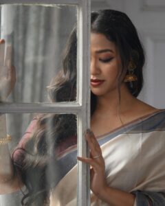 Sohini Sarkar Instagram - की आँखों में तेरी रात की नदी
यह बाज़ी तो हारी है सौ फ़ीसदी ✨
.
.
Saree @indubyjayita
By @probal_in_box 
Hair stylist @pujahalder629017 
Makeup artist @dassourav3 
Styling and concept @senjayita1975 
Jewellery @earthaments
.
.
#shauq #Mood #love #glow #elegant #classic #saree #shoot #photooftheday #gaze #raga