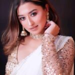 Somi Khan Instagram - 🤍✨ . . Outfit @the_adhya_designer Style by @the_style_gramm Jewellery @jewellery_by_adhya Photography @rahulmansatta Mua @chetnashahmakeover Location @s3.mumbai