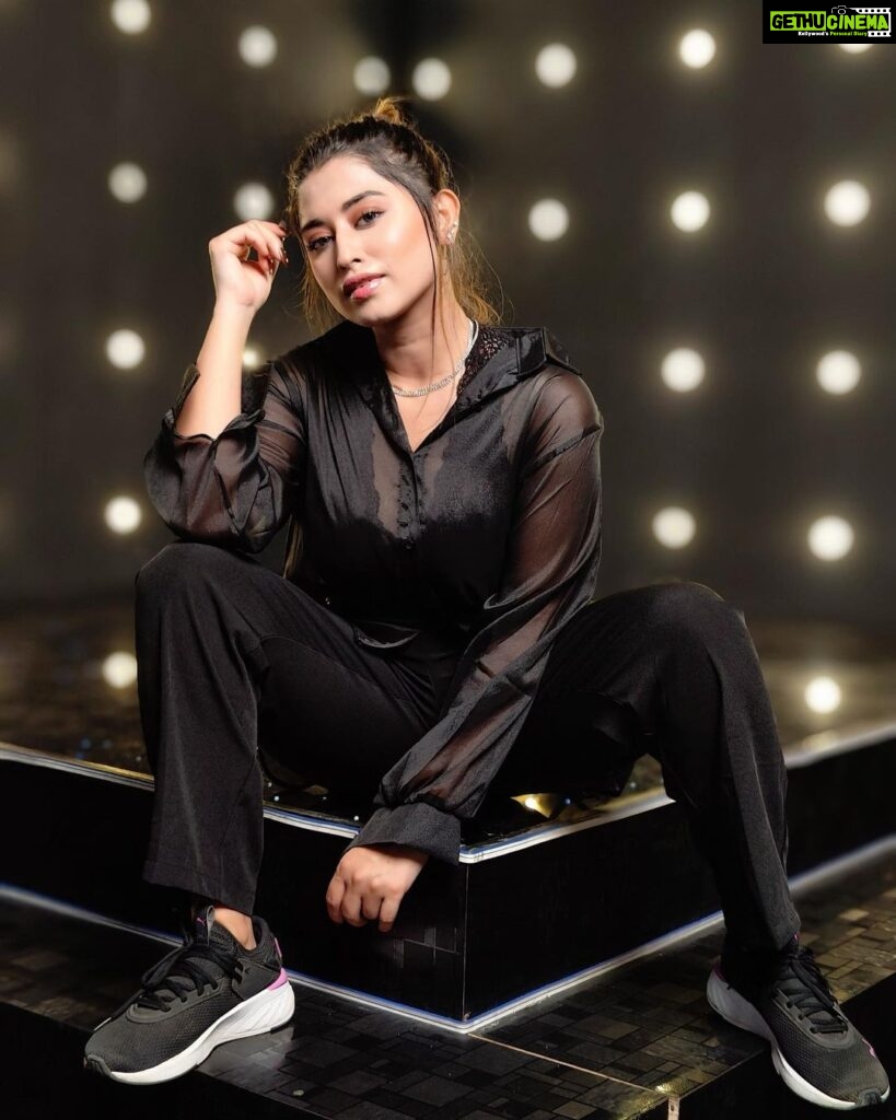 Somi Khan Instagram - Blessed beyond measure 🖤✨ . . Outfit @fashionstruc ————————————————- #sunday #vibing #positivity #selfobsessed #selflove #instagood #somi #somikhan