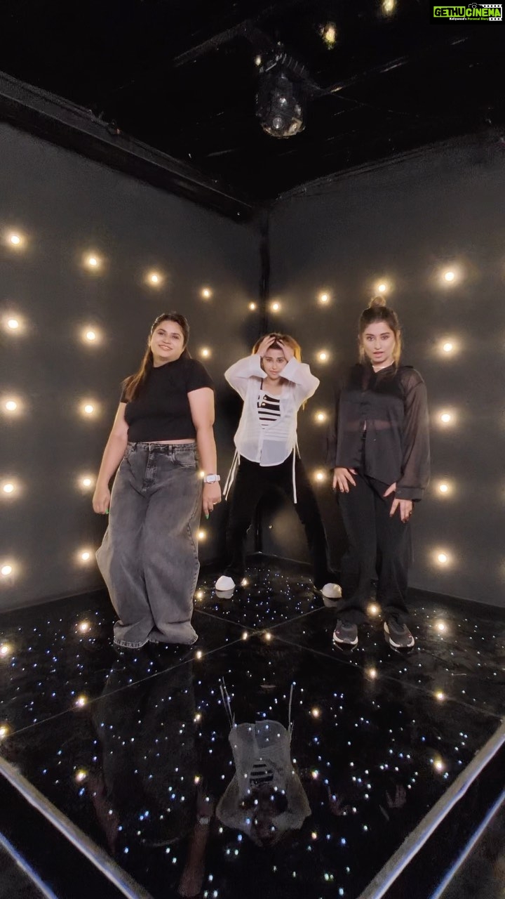 Somi Khan Instagram - Rang de dubatta mera 💃 @somikhan_ks @fashionista__aisha . 🎥 - @saifcreations x @versatile.saif x jzee.photo_films 💃 @saifcreations_dancecompany 📍 @s3.mumbai Outfit- @fashionstruc . #sabakhan #somikhan #dance #khansisters
