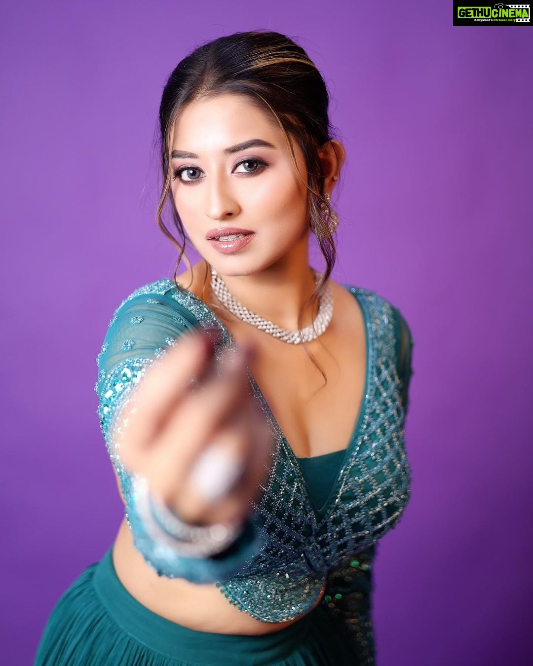 Somi Khan Instagram - Sab se upar likha, hai tere naam ko Khwaishon se jude silsilon mein kahin ❤️✨ . . Outfit @the_adhya_designer Style by @the_style_gramm Jewellery @jewellery_by_adhya Photography @rahulmansatta Mua @chetnashahmakeover Location @s3.mumbai