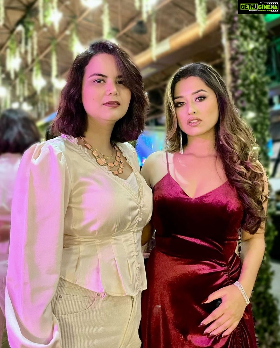 Somi Khan Instagram - True people in your life who make you laugh louder, smile brighter and live better #terayaarhoonmain❤️ @harmeen_kaur___ ————————————————— #blessed #hapiness #instagood