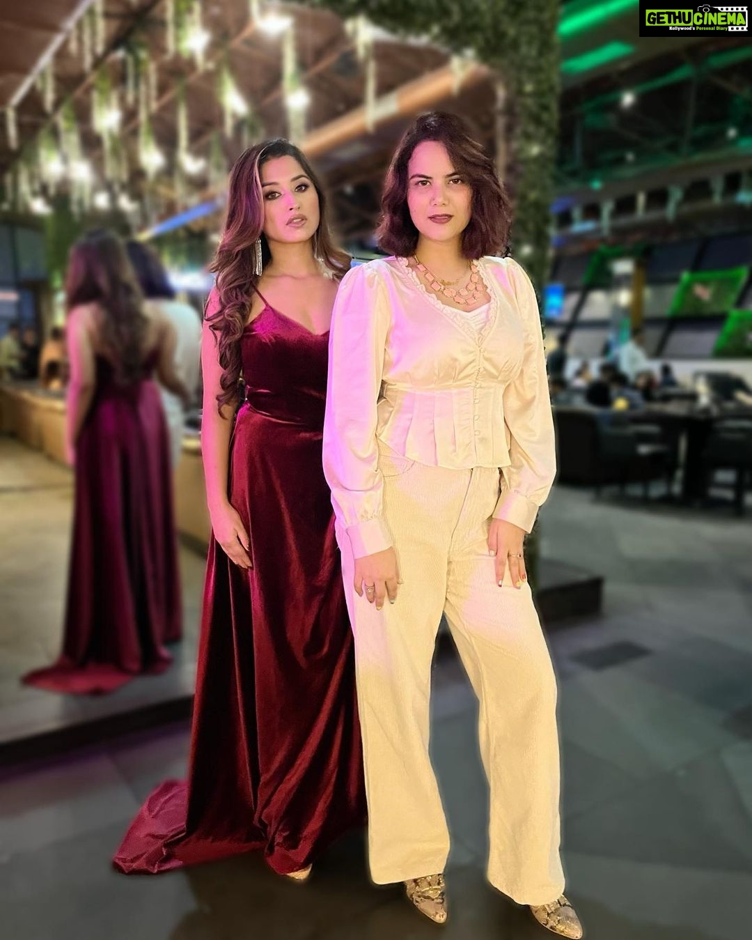 Somi Khan Instagram - True people in your life who make you laugh louder, smile brighter and live better #terayaarhoonmain❤️ @harmeen_kaur___ ————————————————— #blessed #hapiness #instagood
