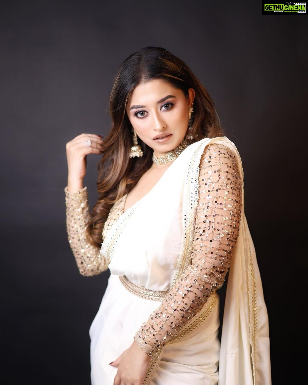 Somi Khan Instagram - A series of ethnic ✨ . . . #desigirl #inlove #somi #somikhan
