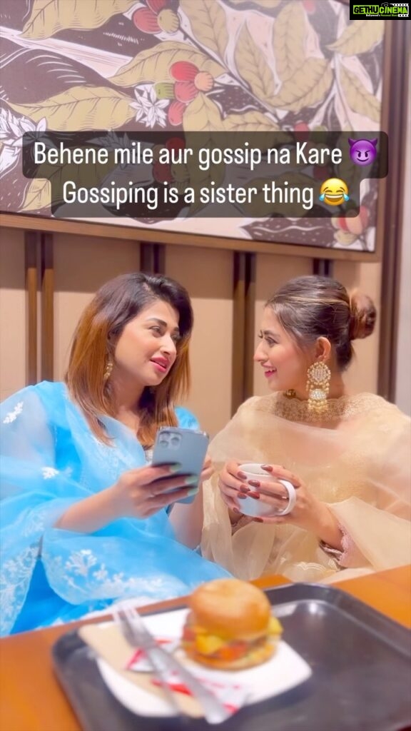 Somi Khan Instagram - Gossiping is a sister thing 🤪 @somikhan_ks . . #sabakhan #somikhan #comedy #sister #sisterlove