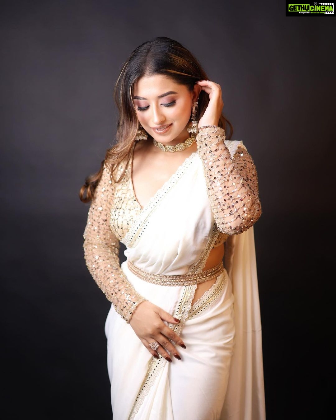 Somi Khan Instagram - A series of ethnic ✨ . . . #desigirl #inlove #somi #somikhan