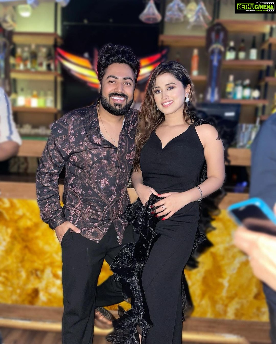 Somi Khan Instagram - Memories forever with my people 🖤✨ . . @faisalkhan30 @gautamvigim @sabakhan_ks @harmeen_kaur___ @supriyamukerji @thepratikgaur