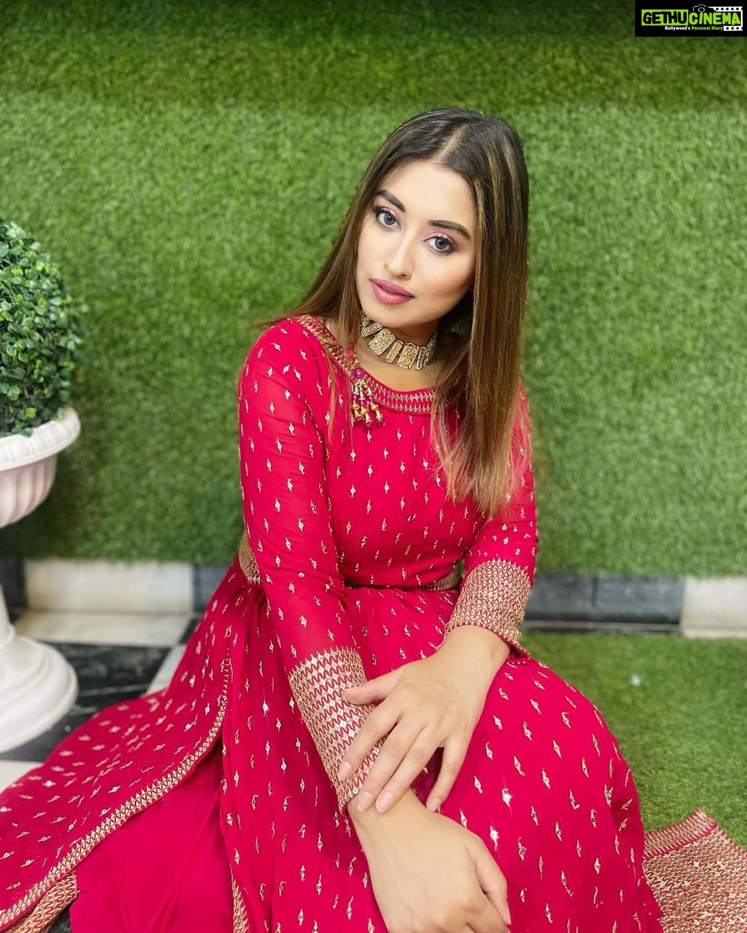 Somi Khan Instagram - Eid Mubarak 🌙 . . . #eidmubarak #eid2023 #blessed Home Sweet Home