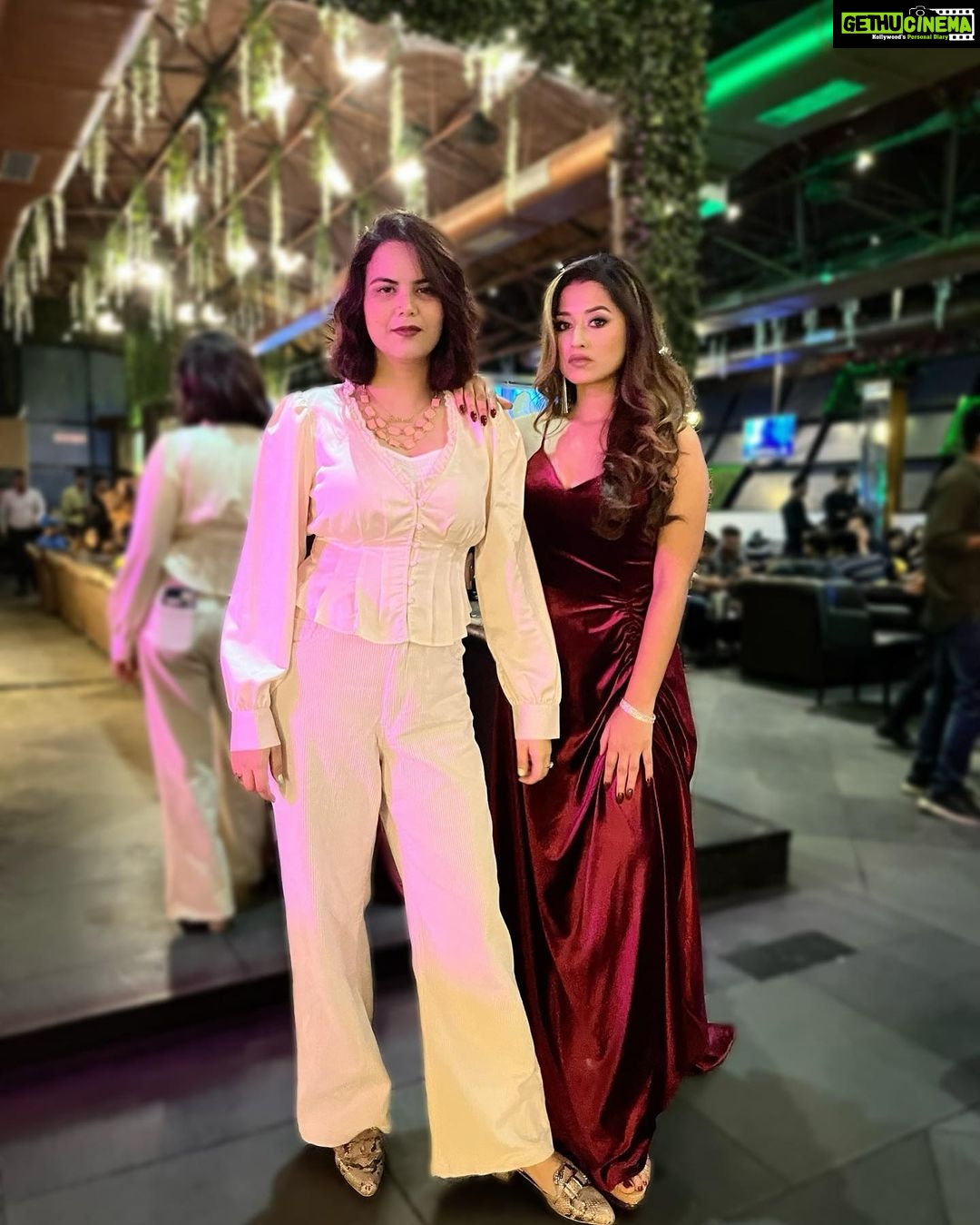 Somi Khan Instagram - True people in your life who make you laugh louder, smile brighter and live better #terayaarhoonmain❤️ @harmeen_kaur___ ————————————————— #blessed #hapiness #instagood