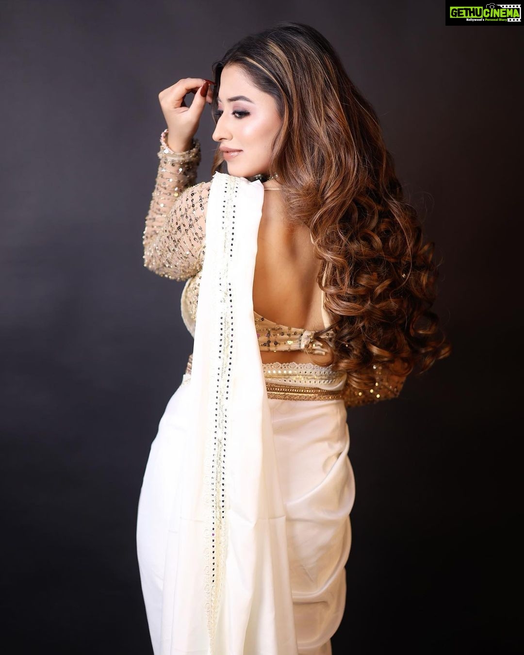 Somi Khan Instagram - A series of ethnic ✨ . . . #desigirl #inlove #somi #somikhan