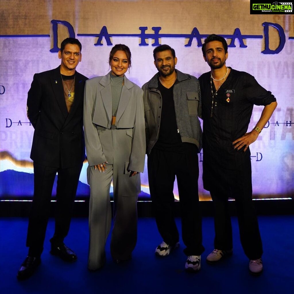Sonakshi Sinha Instagram - This is US! This is #DAHAAD!!! Whatte wow wow premiere it was… its out tonight at 12 am only on @primevideoin 💙 Dekhna zaroor 🙏🏼