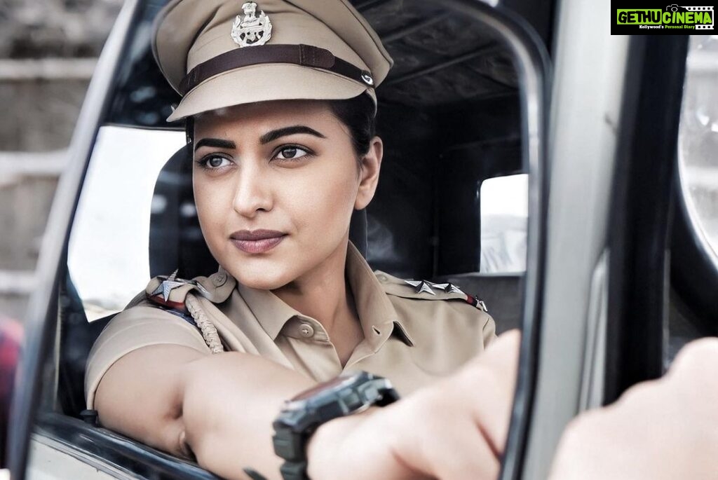 Sonakshi Sinha Instagram - A lil behind the scenes glimpse from the show you guys have luuuurved ❤️ Third pic is my forever mood 😂 📸: @vaibhav_gadahire_photography #Dahaad #LadySingham