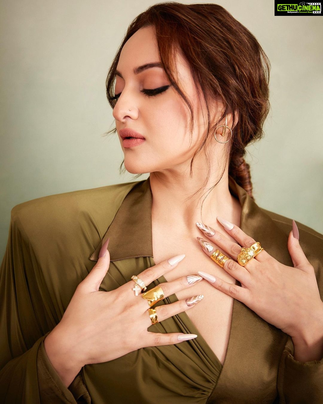Sonakshi Sinha Instagram - Was all set to roar at the #Dahaad trailer launch 🦁