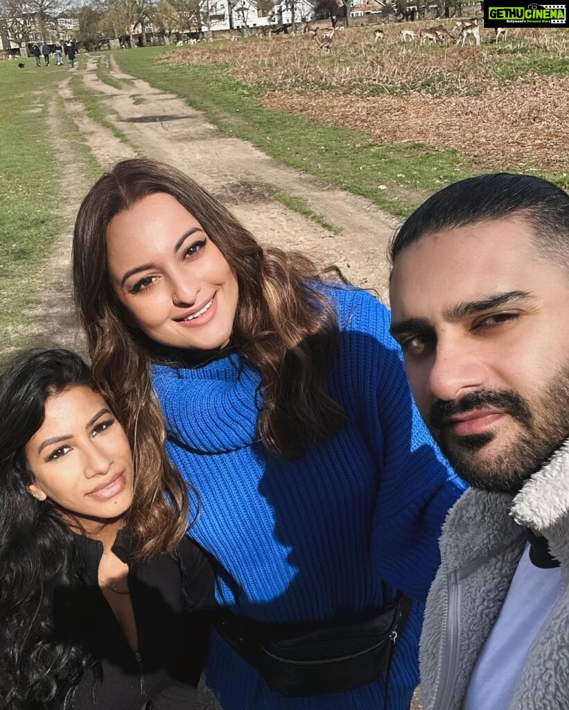 Sonakshi Sinha Instagram - Dears, deer and a very friendly dog! What a day ⭐️ Thank you Meera, Zsaki, Preeti, Reena aunty and Stormi ❤️ 07.03.2023 #london #beautifulday #almostperfect