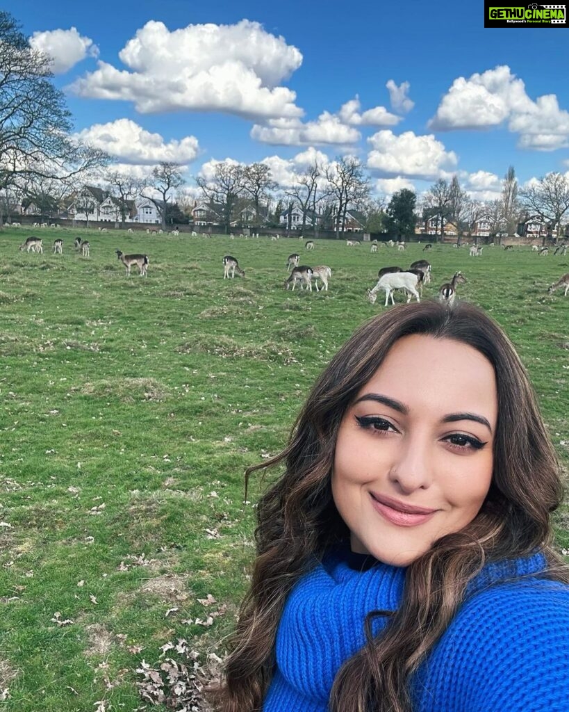 Sonakshi Sinha Instagram - Dears, deer and a very friendly dog! What a day ⭐️ Thank you Meera, Zsaki, Preeti, Reena aunty and Stormi ❤️ 07.03.2023 #london #beautifulday #almostperfect