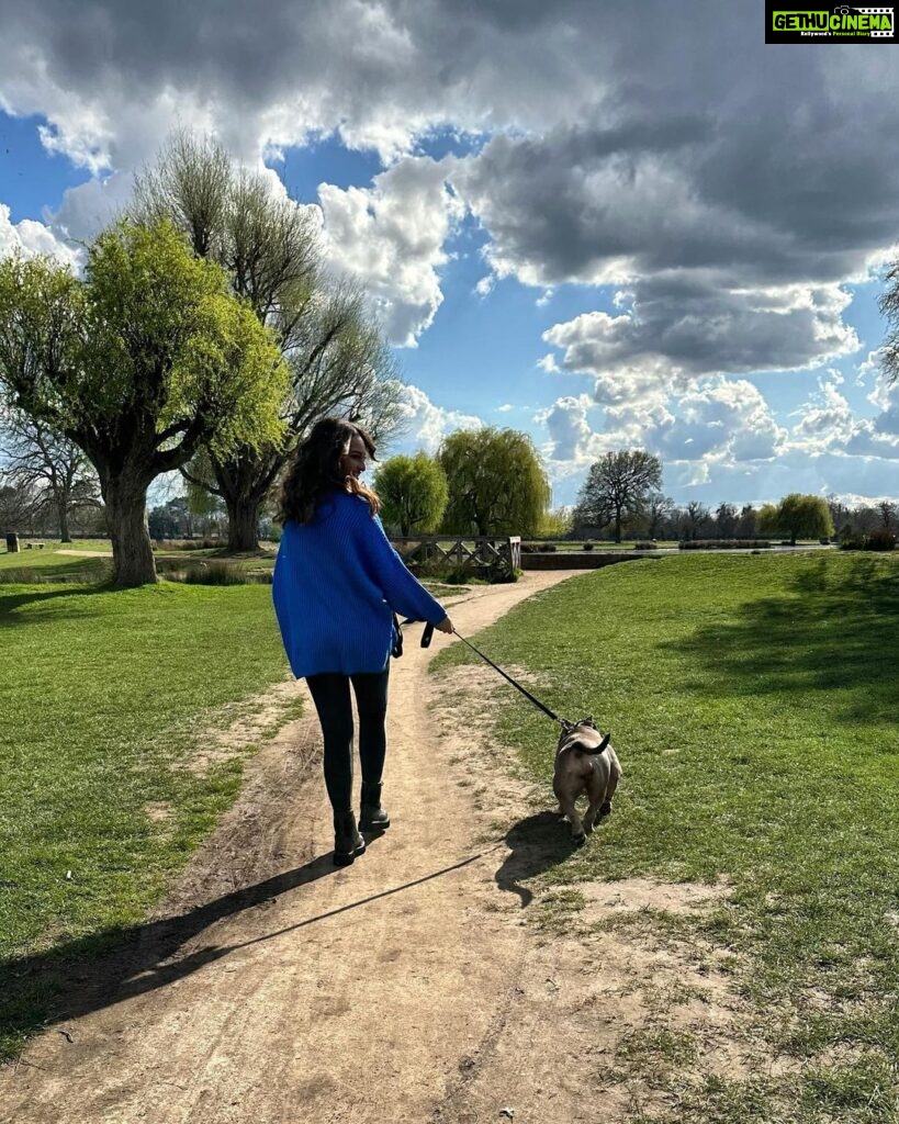 Sonakshi Sinha Instagram - Dears, deer and a very friendly dog! What a day ⭐️ Thank you Meera, Zsaki, Preeti, Reena aunty and Stormi ❤️ 07.03.2023 #london #beautifulday #almostperfect