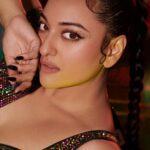 Sonakshi Sinha Instagram - #DancingQueen by @itrhofficial 👸 So happy to be a part of @mohitrai and @itrh_ridhibansal’s dream! Getting me into character: @savleenmanchanda on makeup @marcepedrozo on hair @shubhi.kumar on outfit And @vaishnavpraveen of @thehouseofpixels who i hereby declare shoots me the best ❤️