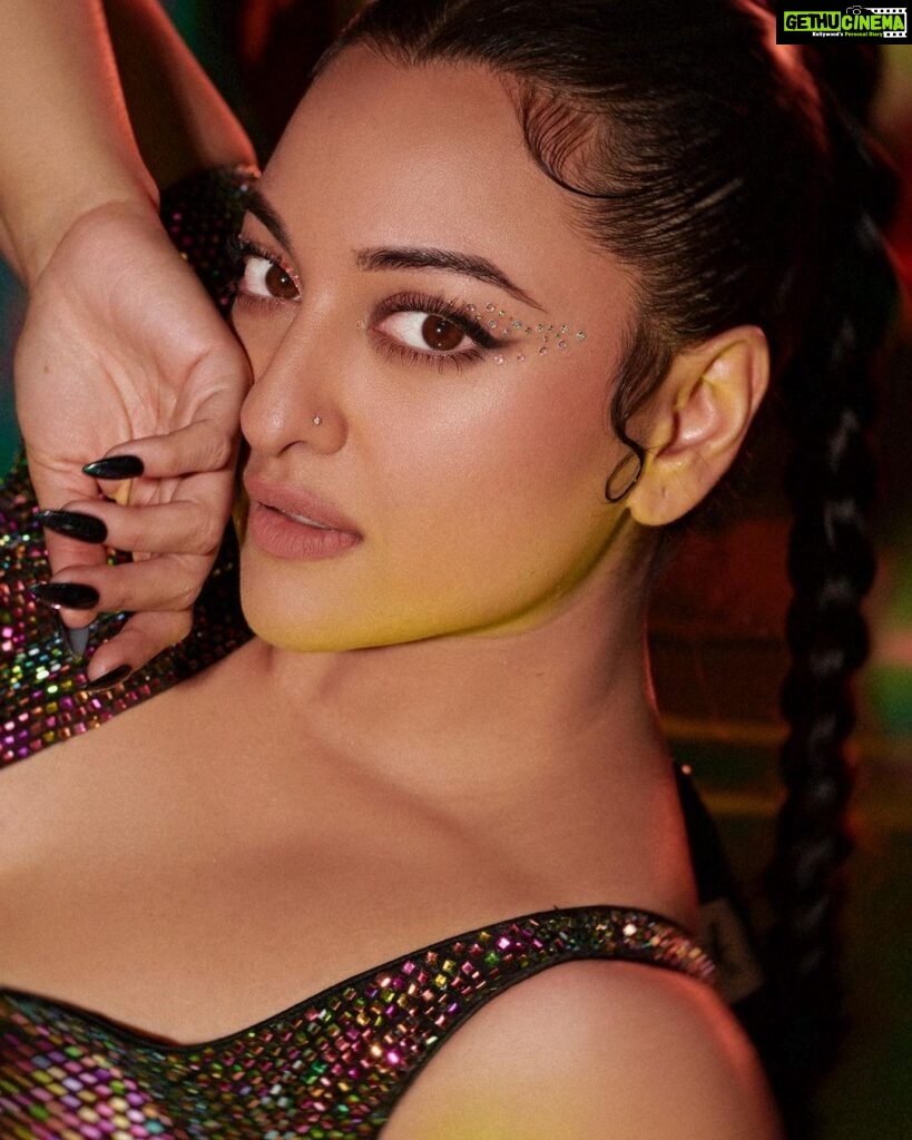 Sonakshi Sinha Instagram - #DancingQueen by @itrhofficial 👸 So happy to be a part of @mohitrai and @itrh_ridhibansal’s dream! Getting me into character: @savleenmanchanda on makeup @marcepedrozo on hair @shubhi.kumar on outfit And @vaishnavpraveen of @thehouseofpixels who i hereby declare shoots me the best ❤️