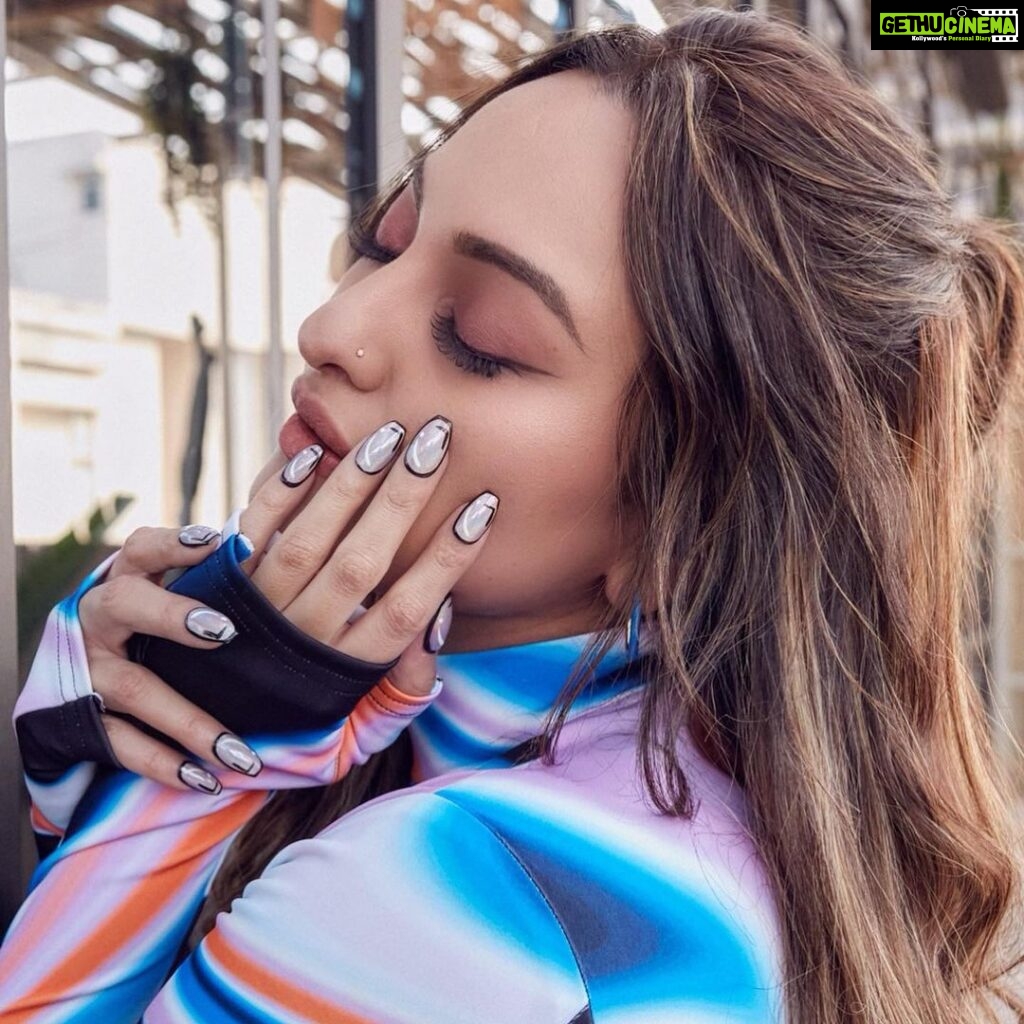 Sonakshi Sinha Instagram - It’s not just mania…our newest launch is Ani-Mania💥 Get your hands on these super cool #PopArtNails that look like they jumped out of a comic book on www.soezi.in 🛒 💅: Pegasus (Short/Coffin) #SOEZI #ITSSOEZI #NAILIT #PRESSONS #NewDrop
