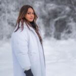 Sonakshi Sinha Instagram - Winter wonderland? Nope… its @apukkaresort! Coziest cabin, lots of snow, reindeer love, furry horses, tents that keep you warm and the best coffee… cant wait to be back!!! @ourfinland @visitrovaniemi #VisitFinland 📸: @roliveira33 Apukka Resort Rovaniemi