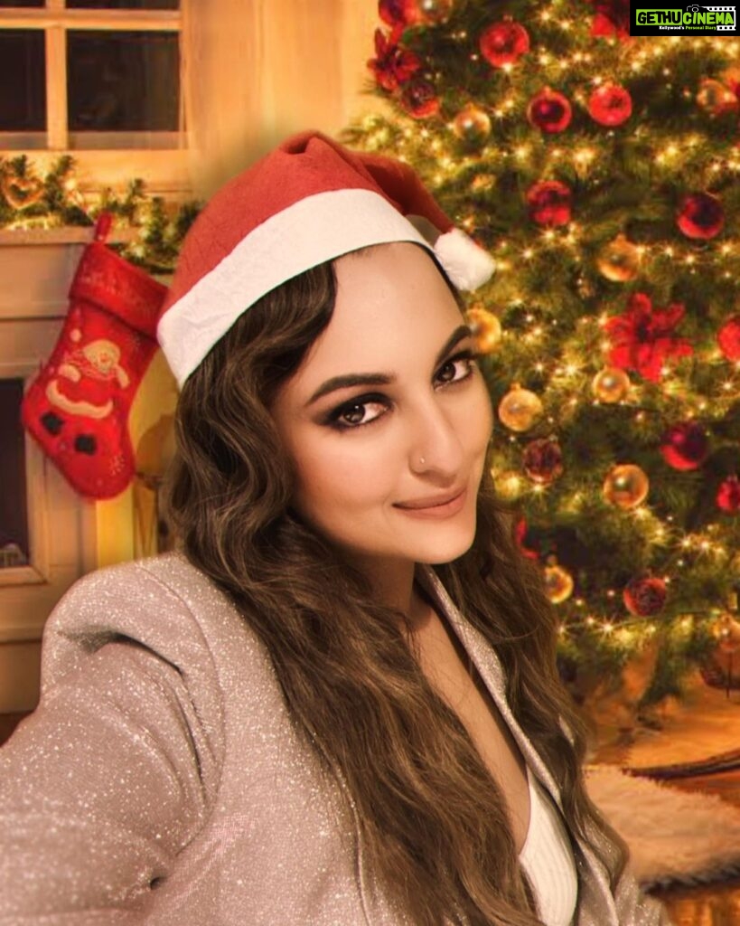 Sonakshi Sinha Instagram - #MerryChristmas 🎄 heres your 🎁