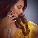 Sonakshi Sinha Instagram - 💅: Dutch Heiress in Medium (length) and Coffin (shape) by @itssoezi Head over to www.soezi.in to shop now 😍 Also join our #SoeziSquad by showing us how YOU style your press ons! #Soezi #pressonnails