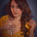 Sonakshi Sinha Instagram – 💅: Dutch Heiress in Medium (length) and Coffin (shape) by @itssoezi 

Head over to www.soezi.in to shop now 😍

Also join our #SoeziSquad by showing us how YOU style your press ons!

#Soezi #pressonnails