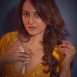 Sonakshi Sinha Instagram - 💅: Dutch Heiress in Medium (length) and Coffin (shape) by @itssoezi Head over to www.soezi.in to shop now 😍 Also join our #SoeziSquad by showing us how YOU style your press ons! #Soezi #pressonnails