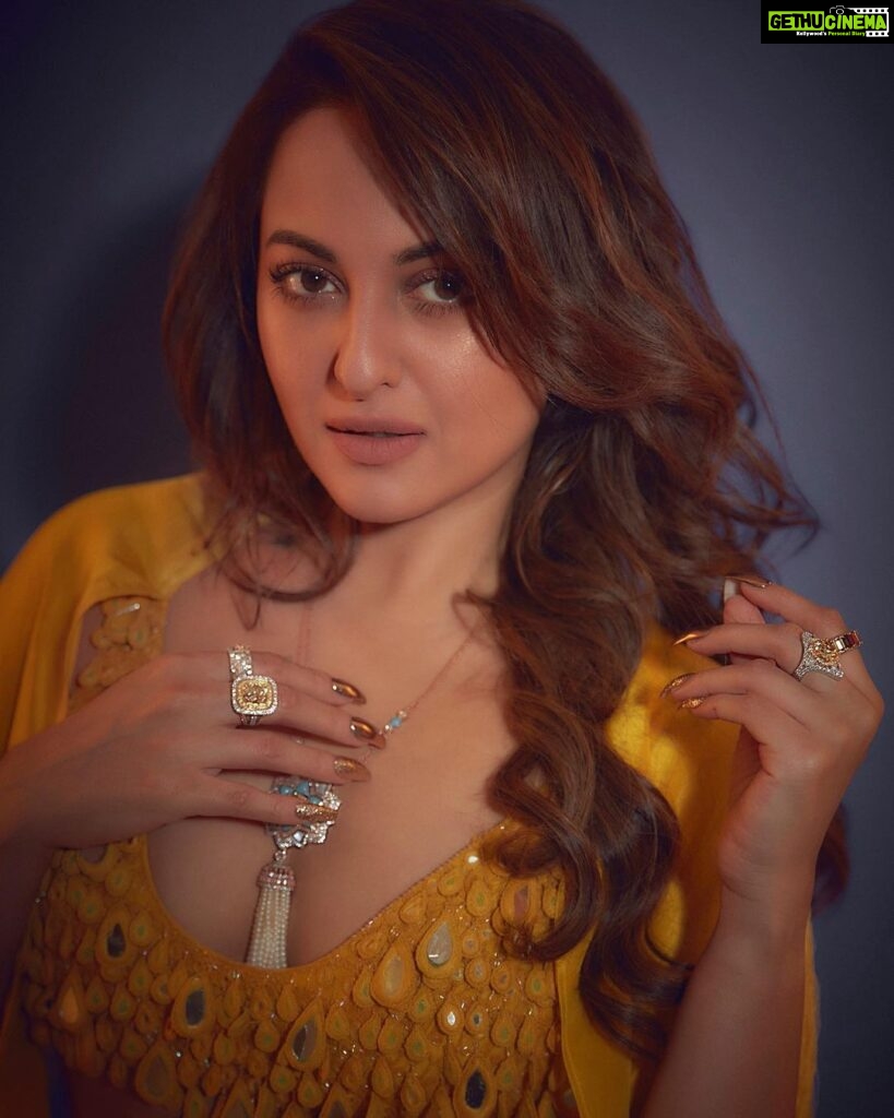 Sonakshi Sinha Instagram - 💅: Dutch Heiress in Medium (length) and Coffin (shape) by @itssoezi Head over to www.soezi.in to shop now 😍 Also join our #SoeziSquad by showing us how YOU style your press ons! #Soezi #pressonnails