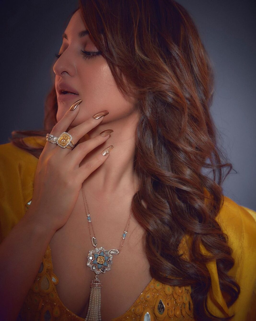 Sonakshi Sinha Instagram - 💅: Dutch Heiress in Medium (length) and Coffin (shape) by @itssoezi Head over to www.soezi.in to shop now 😍 Also join our #SoeziSquad by showing us how YOU style your press ons! #Soezi #pressonnails