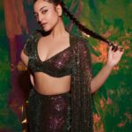 Sonakshi Sinha Instagram - #DancingQueen by @itrhofficial 👸 So happy to be a part of @mohitrai and @itrh_ridhibansal’s dream! Getting me into character: @savleenmanchanda on makeup @marcepedrozo on hair @shubhi.kumar on outfit And @vaishnavpraveen of @thehouseofpixels who i hereby declare shoots me the best ❤️