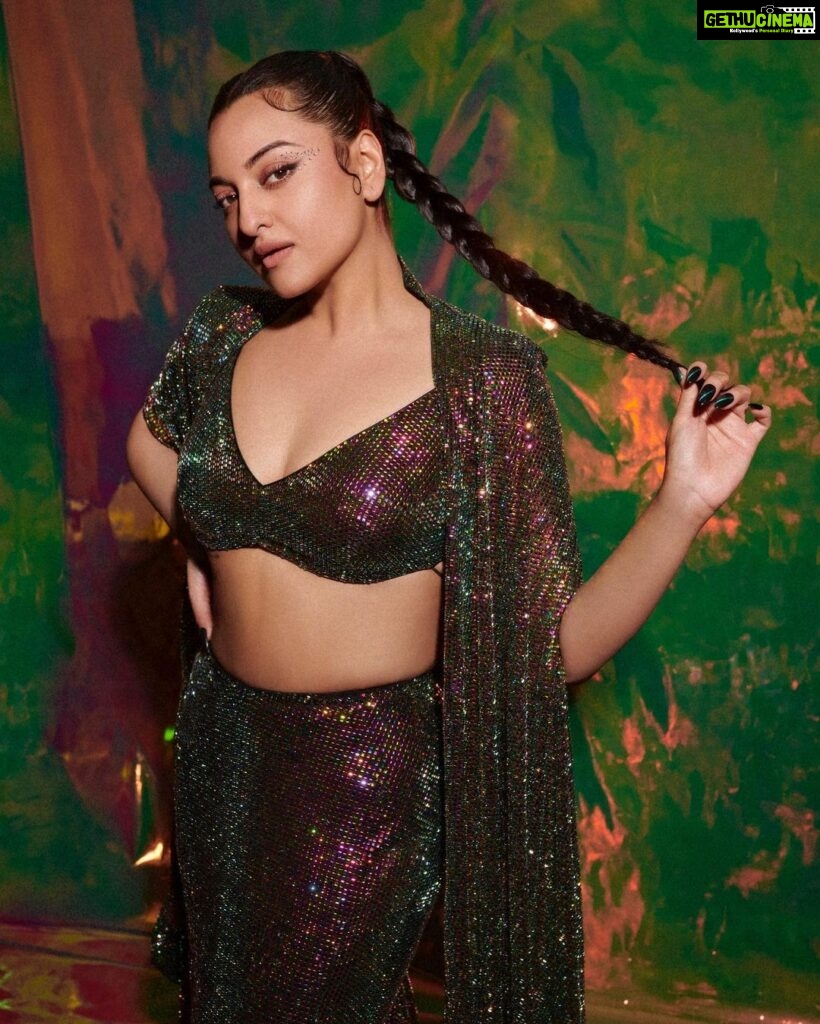 Sonakshi Sinha Instagram - #DancingQueen by @itrhofficial 👸 So happy to be a part of @mohitrai and @itrh_ridhibansal’s dream! Getting me into character: @savleenmanchanda on makeup @marcepedrozo on hair @shubhi.kumar on outfit And @vaishnavpraveen of @thehouseofpixels who i hereby declare shoots me the best ❤️