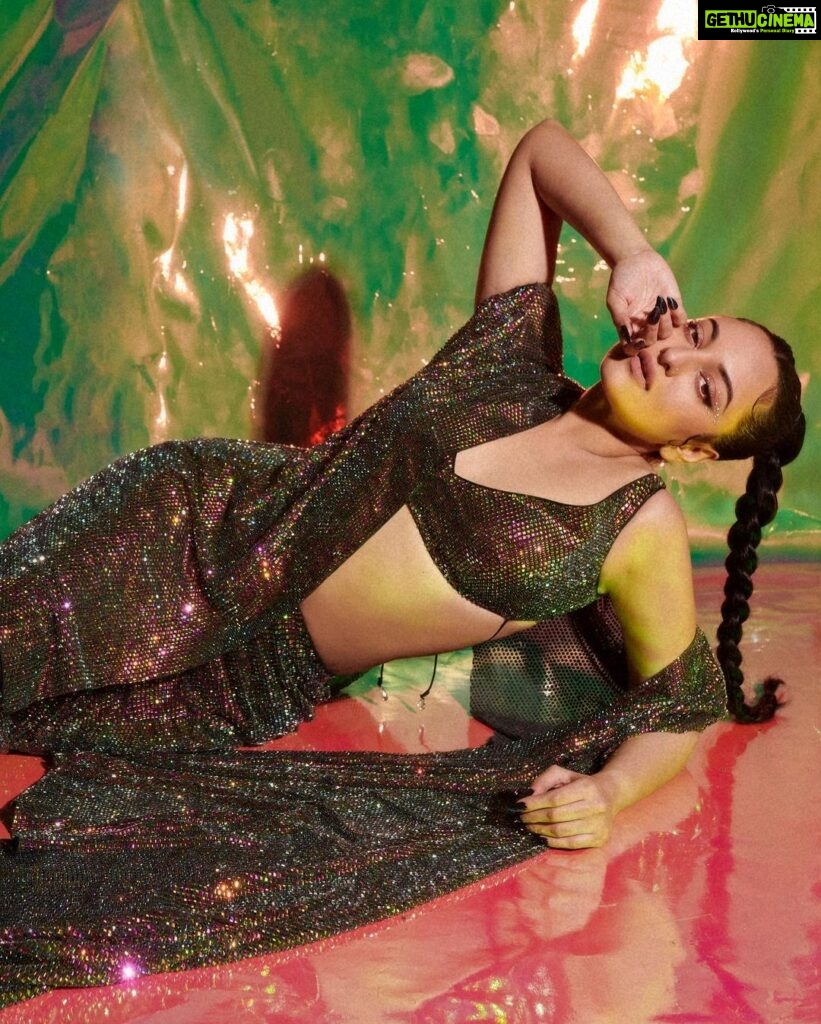 Sonakshi Sinha Instagram - #DancingQueen by @itrhofficial 👸 So happy to be a part of @mohitrai and @itrh_ridhibansal’s dream! Getting me into character: @savleenmanchanda on makeup @marcepedrozo on hair @shubhi.kumar on outfit And @vaishnavpraveen of @thehouseofpixels who i hereby declare shoots me the best ❤️