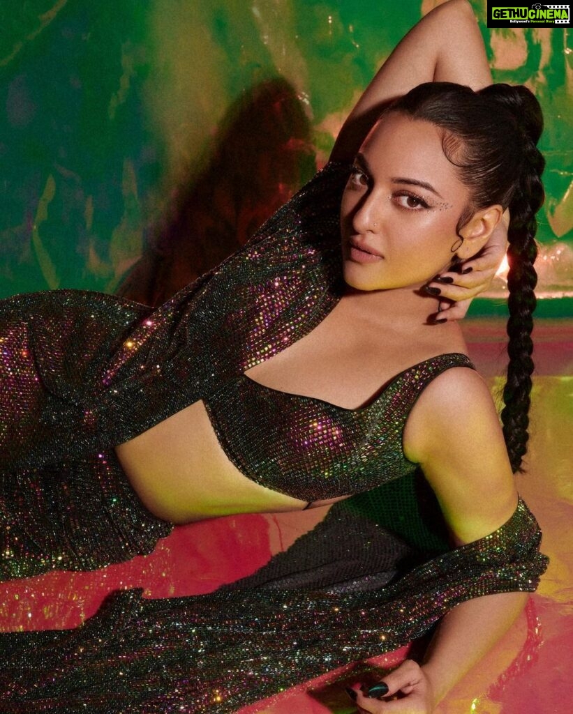 Sonakshi Sinha Instagram - #DancingQueen by @itrhofficial 👸 So happy to be a part of @mohitrai and @itrh_ridhibansal’s dream! Getting me into character: @savleenmanchanda on makeup @marcepedrozo on hair @shubhi.kumar on outfit And @vaishnavpraveen of @thehouseofpixels who i hereby declare shoots me the best ❤️